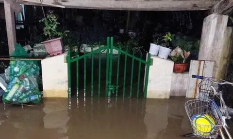 Phú Yên: Nhà chìm trong biển nước, dân hối hả chạy đồ sau cơn mưa xối xả