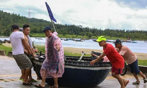 Ảnh: Người dân miền Trung hối hả kéo thuyền, chằng chống nhà cửa chạy bão Noru