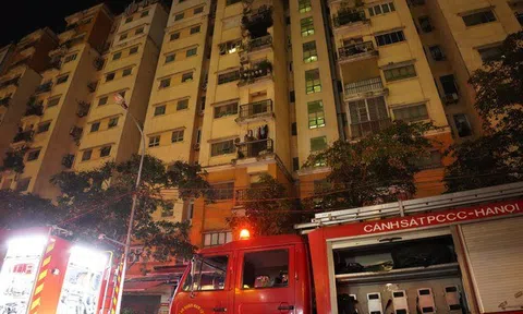 Hà Nội: Chung cư bốc cháy lúc nửa đêm, cảnh sát điều 8 xe chữa cháy dập lửa