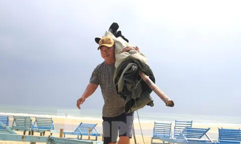 Người dân Đà Nẵng thu dọn hàng quán, hối hả xếp dù trên bãi biển chạy bão