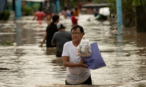 Siêu bão Noru duy trì cường độ mạnh khi áp sát miền Trung nước ta