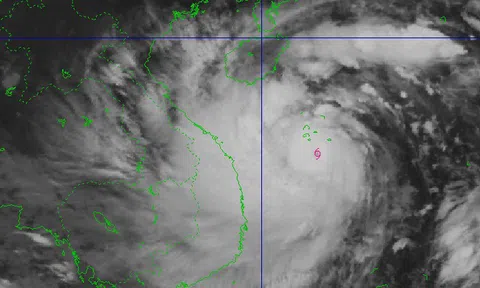Bão Noru mạnh nhất trong 20 năm qua, có thể tiếp tục tăng cấp