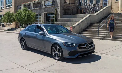 Nguy cơ hỏa hoạn, gần 7.000 xe Mercedes C-Class 2022 bị triệu hồi