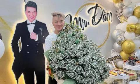 Đàm Vĩnh Hưng được 'fan ruột' tặng bó hoa từ tiền đô