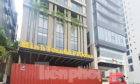 Sóng lớn 'liếm' sát bờ biển Đà Nẵng, khách sạn thuê loạt container chắn bão