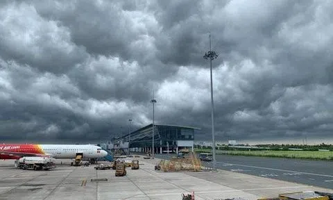 Thêm 5 sân bay đóng cửa, nhiều chuyến bay tiếp tục bị hủy vì bão Noru