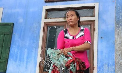 Huế: Gió thổi bay mái nhà, 4 người trong gia đình chui vào tủ lánh nạn