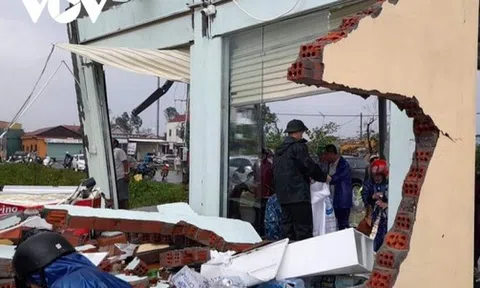 Trực tiếp: Nhiều nơi bắt đầu mưa to, nhà cửa tốc mái, cây xanh gãy đổ