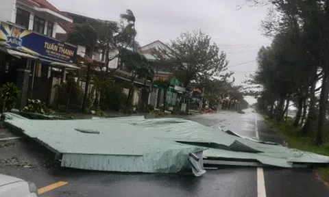 Hội An mất điện toàn thành phố do bão số 4