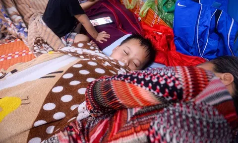 Ảnh: Giấc ngủ tạm của trẻ nhỏ miền biển Thừa Thiên - Huế tại nơi trú bão