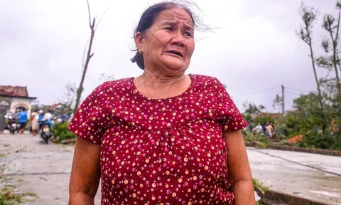 Ảnh: Dân miền biển ở Huế ứa nước mắt nhìn nhà cửa, tài sản bị bão Noru tàn phá