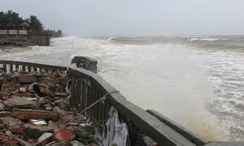 Chủ nhà hàng ven biển Cửa Đại lại "khóc ròng" vì bão Noru nuốt chửng bờ kè