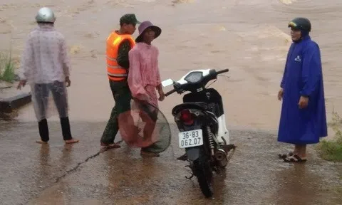 Chùm ảnh: Mực nước sông, suối ở Quảng Trị dâng cao, nguy cơ chia cắt nhiều vùng