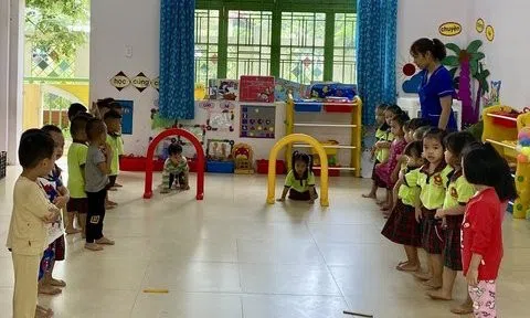 Người dân đi làm, trẻ em đi học lại sau bão Noru