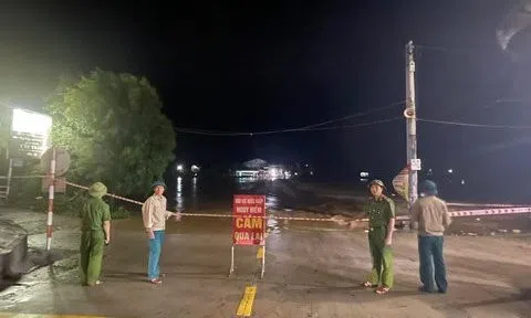 Hà Tĩnh: Nhiều vùng ngập cục bộ, di dời dân trong đêm sau bão Noru