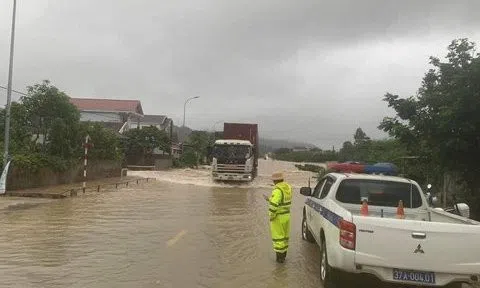Sạt lở nghiêm trọng do mưa lớn, Nghệ An phải đóng nhiều tuyến đường