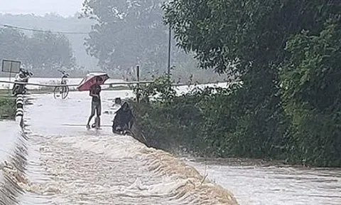 Hà Tĩnh: Nước sông dâng cao, hàng trăm hộ dân cô lập trong nước lũ