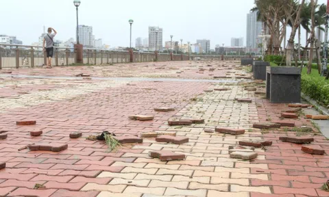 Hàng quán ven biển Đà Nẵng ngổn ngang, bão 'lột' gạch lát kè bờ sông Hàn