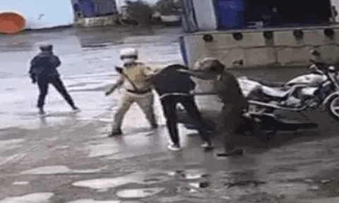 Tạm đình chỉ 4 cảnh sát liên quan vụ đánh, đá 1 nam sinh