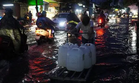 Ảnh: Người dân TP.HCM vật lộn với triều cường đạt đỉnh