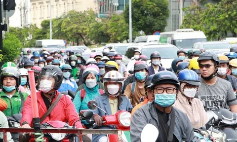 Video: Cấm lưu thông qua cầu Nguyễn Hữu Cảnh bị võng, giao thông đang rối