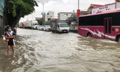 Nghệ An: Quốc lộ 1A ngập sâu, ách tắc giao thông hơn 2km