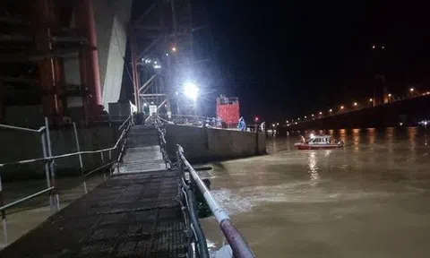 Sập giàn giáo trụ tháp cầu Mỹ Thuận 2, một công nhân rơi xuống sông mất tích