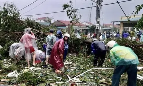 Người dân tìm vàng giúp chủ tiệm sau trận lốc xoáy