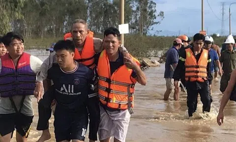 Quảng Nam: Cụ ông bị nước lũ cuốn, bám lấy bụi cây chờ giải cứu