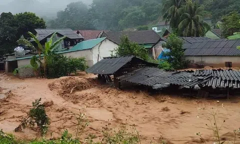 Lũ quét cuốn trôi cả nhà, ô tô ở huyện miền núi Nghệ An