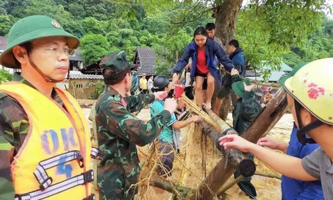 Khẩn cấp làm cầu tạm vượt lũ, tiếp tế lương thực cho người dân bị cô lập