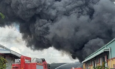 Hàng chục cảnh sát chữa cháy tại một kho hàng, cột khói đen cao hàng chục mét
