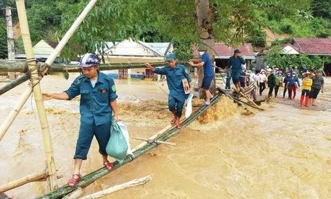 Nhiều tổ chức, cá nhân chuyển hàng cứu trợ cho người dân vùng lũ
