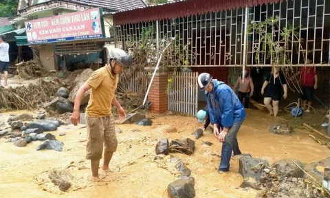 Người mẹ khóc nghẹn khi mất con gái hơn 4 tháng tuổi vì lũ quét