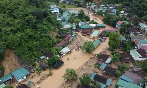 Khung cảnh tan hoang của huyện biên giới nhìn từ trên cao sau trận lũ quét