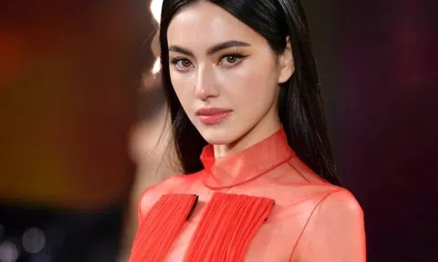 ‘Ma nữ’ Mai Davika tỏa sáng trên sàn catwalk ở Pháp