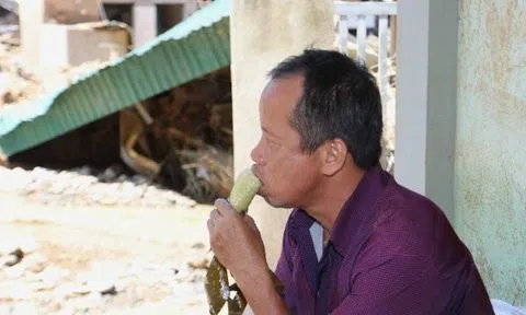 Lũ quét toàn bộ tài sản, người dân vượt rừng, lội suối xin cứu trợ