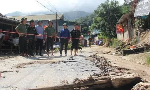 Nghệ An: Lũ quét gây sạt lở nghiêm trọng, người dân phải di dời