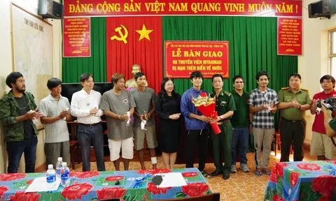 Bà Rịa -Vũng Tàu bàn giao 8 ngư dân Myanmar bị nạn trên biển