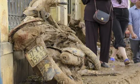 "Giải cứu" nhiều ô tô, xe máy mắc kẹt sau lũ dữ tại Kỳ Sơn