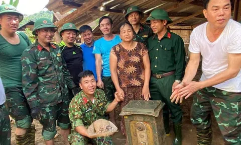 Bộ đội tìm thấy két sắt sau lũ quét, người dân mừng rơi nước mắt