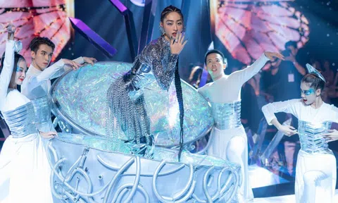 Lương Thùy Linh treo người ở độ cao 8m trong show thời trang