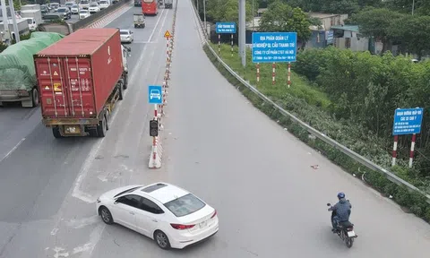 Ảnh: Cầu Thanh Trì phân luồng lại làn xe, ô tô vẫn tự do đi vào làn xe máy khiến giao thông lộn xộn