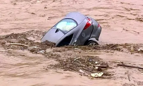 Nghệ An: Gia đình bất lực nhìn lũ quét cuốn xe ô tô trôi hơn 10km