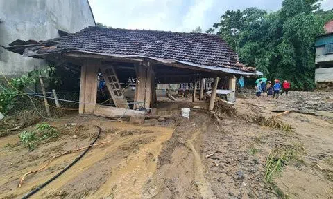 Nghệ An: Nhiều giáo viên trắng tay sau trận lũ quét lịch sử