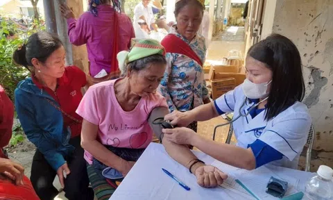 Nghệ An: Khám, cấp phát thuốc miễn phí cho bà con tại vùng lũ quét