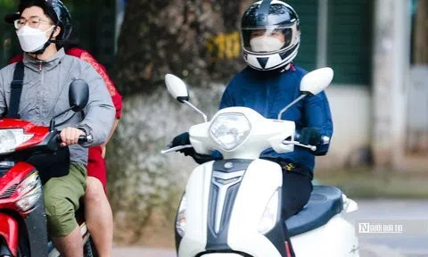 Gió mùa về, người dân kín mít ra đường ngày đầu tuần