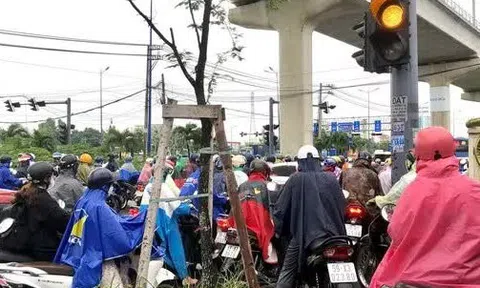 TP HCM: Sáng sớm, hàng ngàn phương tiện đánh vật dưới mưa