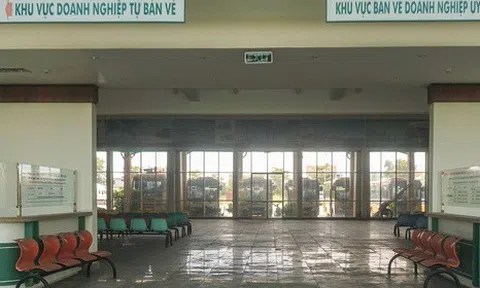 Khung cảnh bên trong bến xe bỏ hoang 10 năm ở Đà Nẵng, vừa bị ngân hàng rao bán để siết nợ