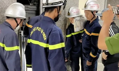 Giải cứu thiếu nữ mắc kẹt trong thang máy chung cư ở Hà Nội